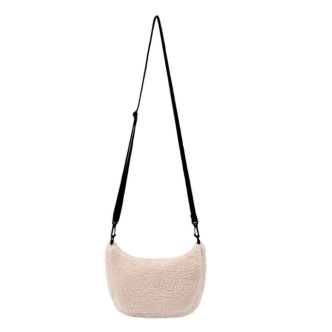 羊羔绒简约百搭斜挎饺子包
