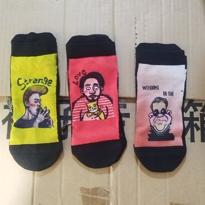 外贸出口中短筒黑色卡通短袜