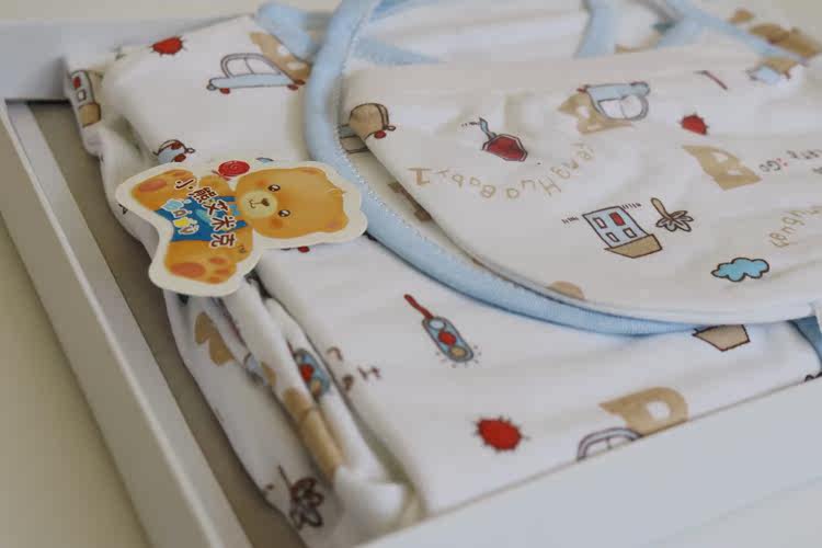 Coffret cadeau pour bébé - vêtements - Ref 1953228 Image 4