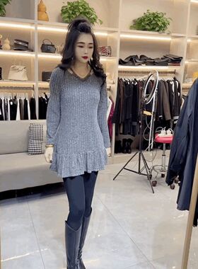 V领串珠磨毛绒打底裙针织小个子A字裙轻奢荷叶边灰色条纹连衣裙女