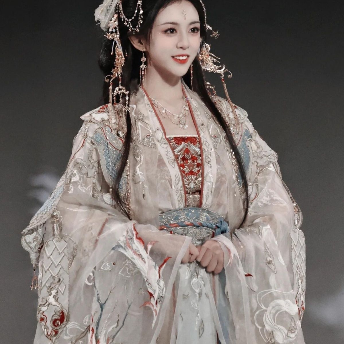 一袭汉服惊艳时光古韵自来