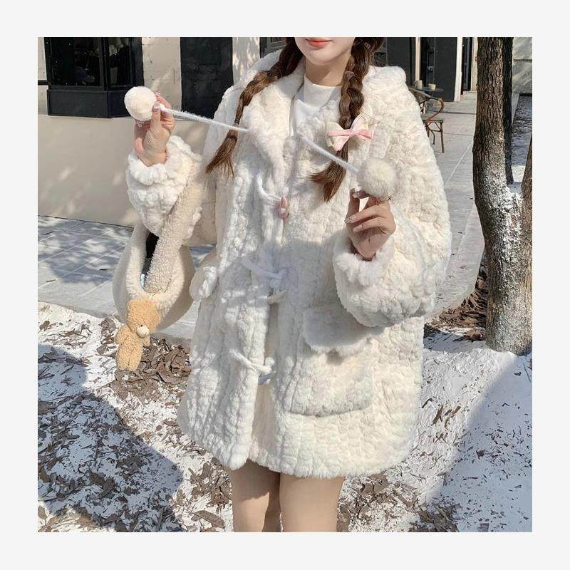 白色甜美清新仿兔毛绒小个子牛角扣外套女冬季宽松保暖连帽上衣