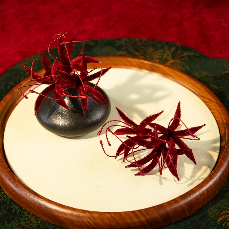 水舞B2979 新娘酒红色曼珠沙华花朵边夹新中式氛围感小众晨袍发饰