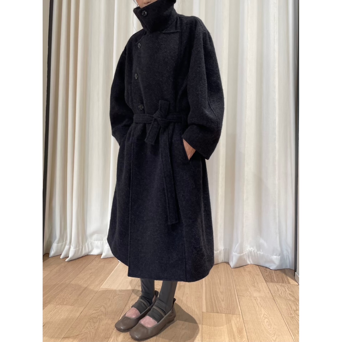 thumbnail for Miss the thigh slap! The classic Le coat bi is included in the model, and one of the four micro-silhouette curved sleeves is the same style as Kim Min-hee