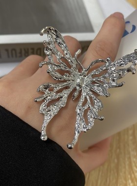 个性夸张镂空蝴蝶戒指女轻奢小众高级感合金配饰时尚简约百搭饰品