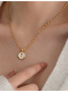 精致温柔气质白色滴釉玫瑰花圆牌项链女锁骨链甜美小众设计轻奢潮