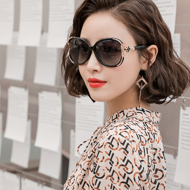四叶草镶钻设计防紫外线墨镜女