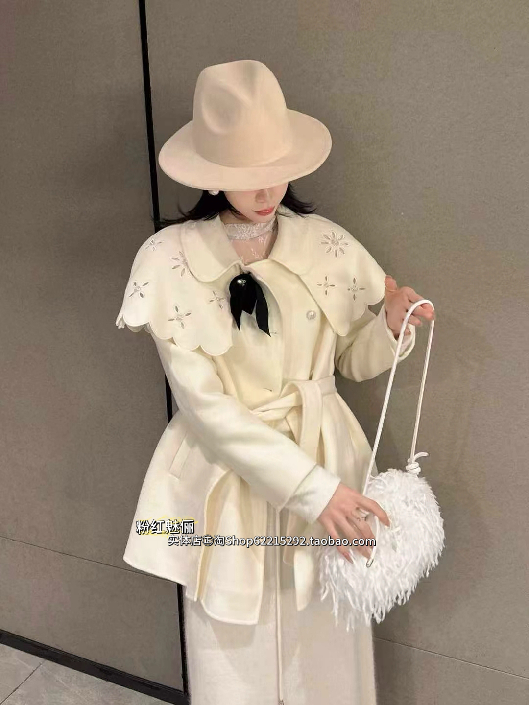 欧洲站10月20日实体店㊣2025冬镂空刺绣澳洲羊绒双面羊绒披肩外套