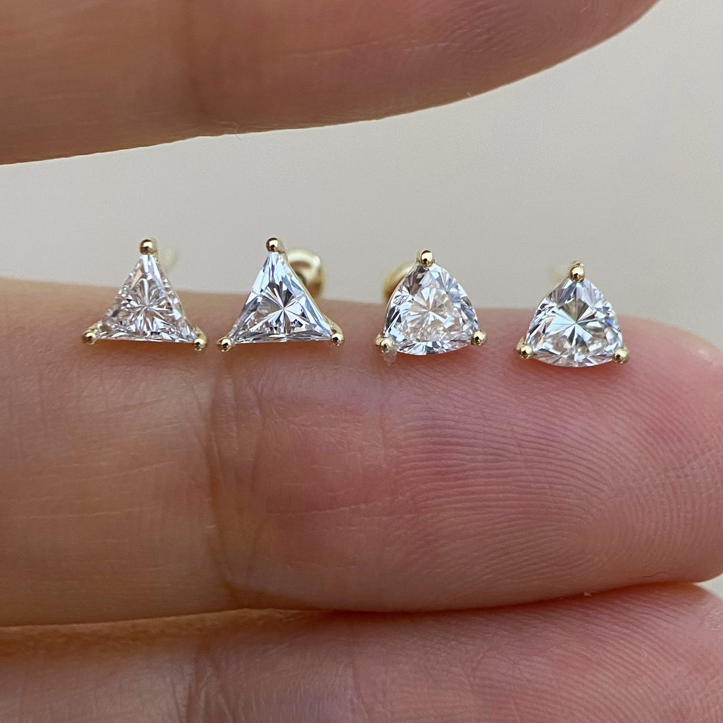 HETAO荷桃三角形培育钻石18k金彩金耳钉DE色vs-vvs螺纹金珠单只