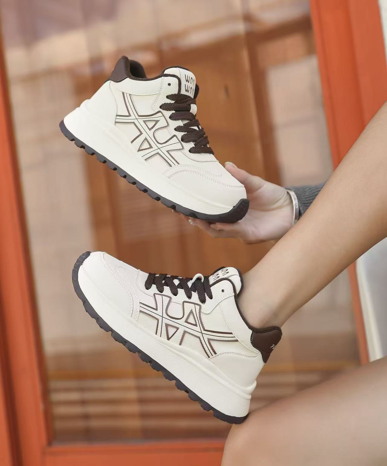 日娇丽人2025冬季新款高帮小白鞋女轻便舒适休闲加绒运动鞋25159