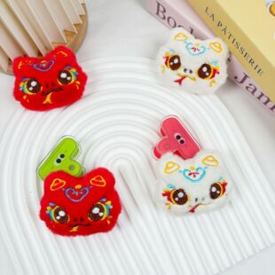 新年国风小蛇胸针蛇年卡通玩偶包包挂件发饰服饰鞋袜配件辅料批发