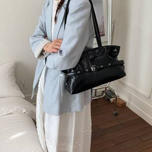 官方正品高级质感油蜡皮包包女2026新款时尚通勤单肩腋下包外出上