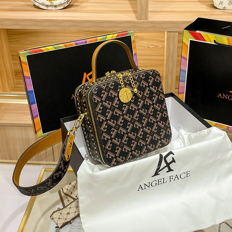 女包轻奢高级感斜挎包2022新款时尚真皮复古老花单肩手提小方包潮