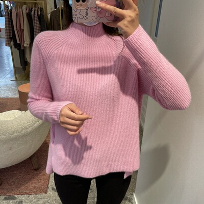 2021樱花粉宽松舒适羊绒立领针织上衣MFPPU00432