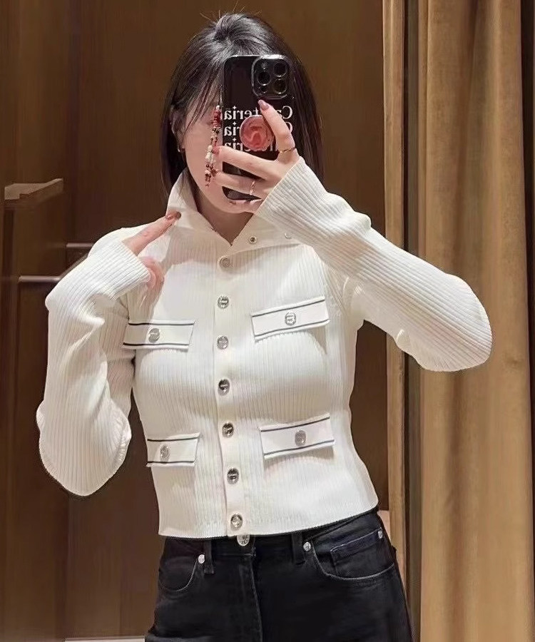 2024早春新款女装法式高领字母饰扣短款针织上衣SFPCA00981