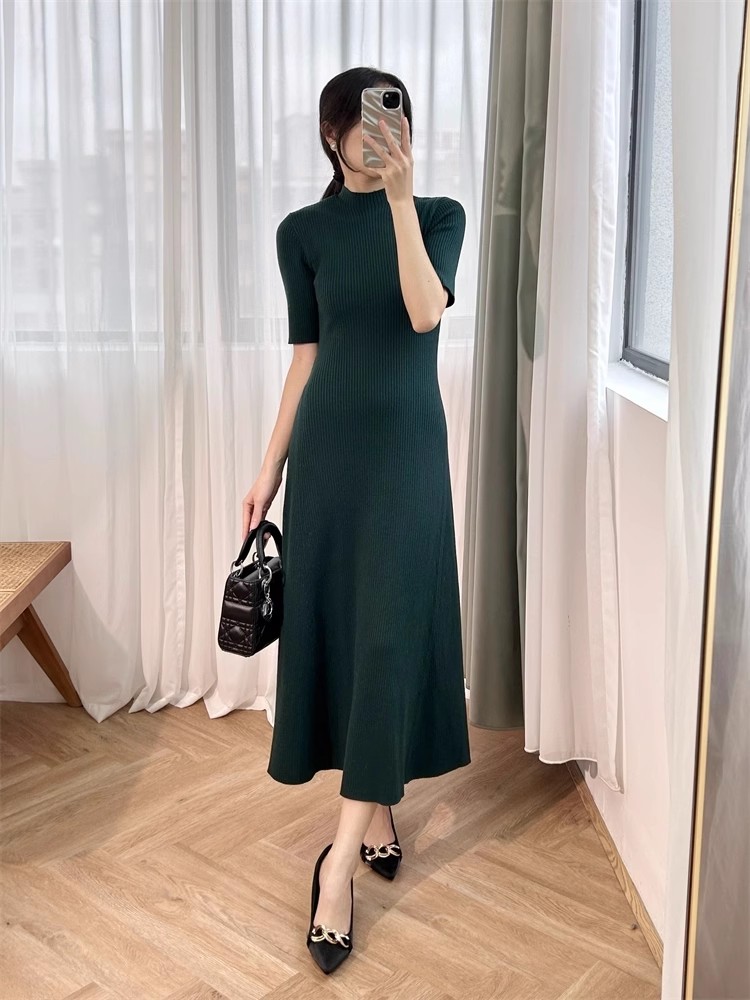 露背绿色挂脖针织连衣裙