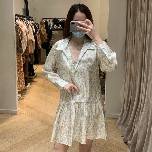 印花桑蚕丝V领微褶连衣裙