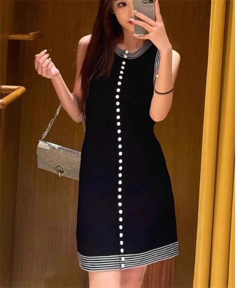 黑色无袖短款针织连衣裙