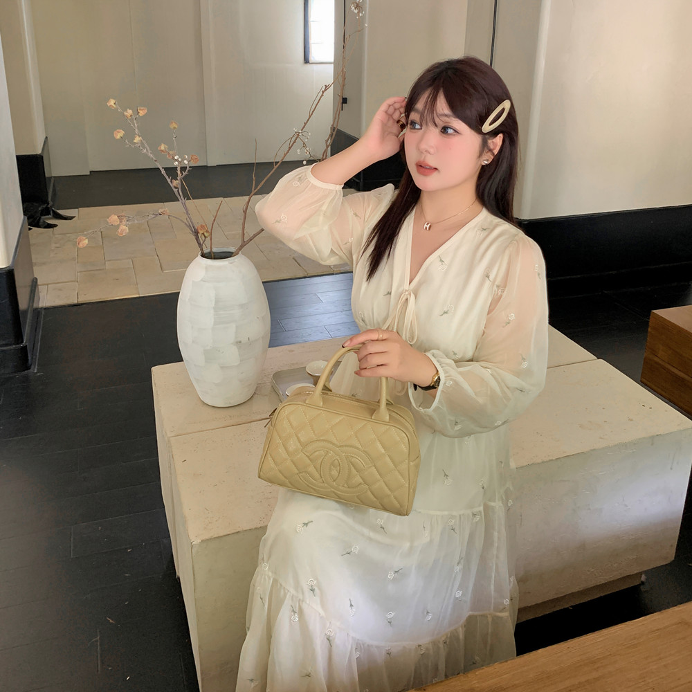 法式文艺刺绣连衣裙女2024秋新款大码温柔风海边度假仙气小众长裙
