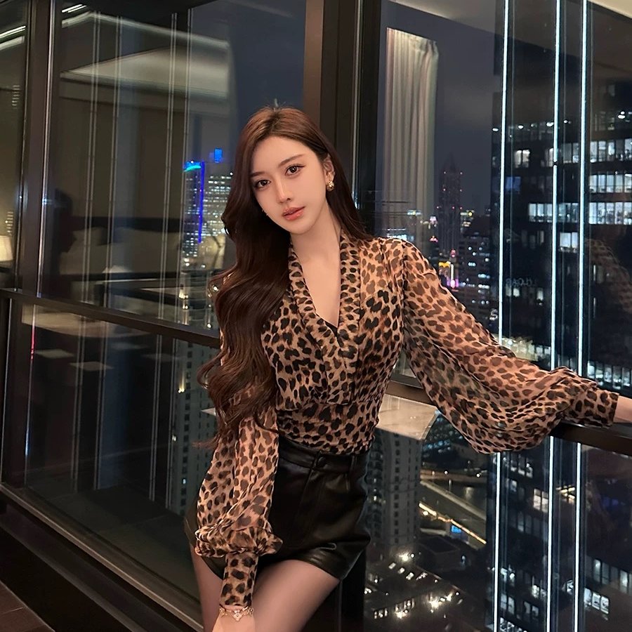 SX善喜豹纹蝙蝠袖飘逸雪纺衫气质性感辣妹衬衫上衣女v领收腰衬衣