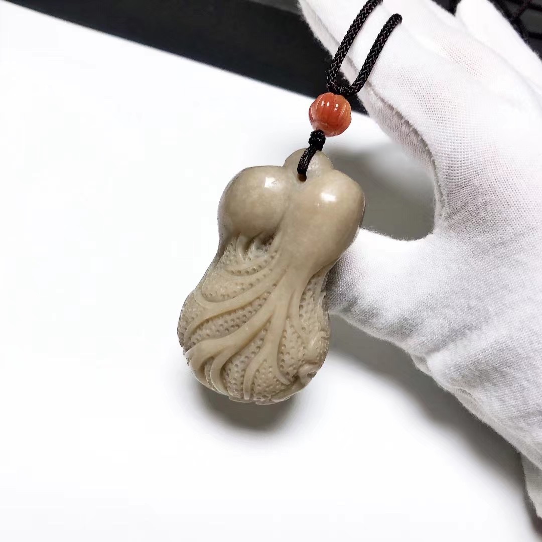 D944# 新疆和田玉糖玉百财来聚吊坠 白菜挂件55.5*32.3*24mm