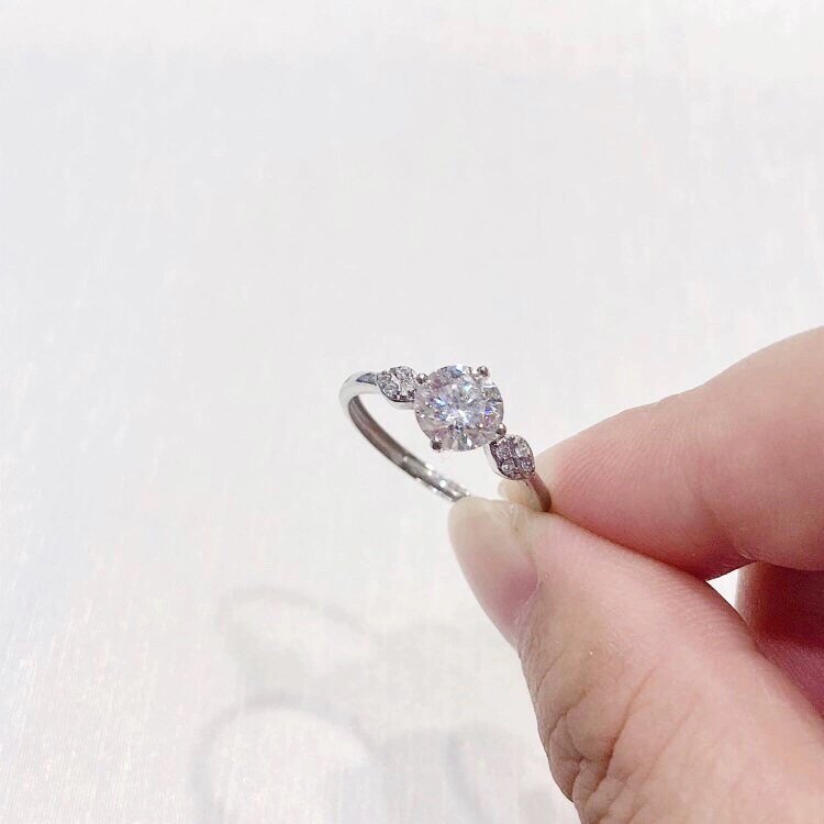 G6# 正品D色莫桑石钻戒1克拉S925纯银四爪求婚戒指