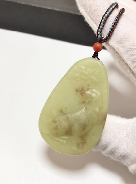 D1201# 天然和田玉黄口老料俏糖狗牌吊坠52*33.5*9.5mm 重24.36克