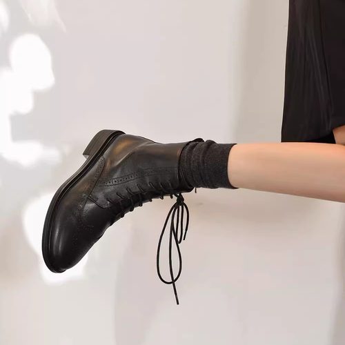 六鹿 牛皮复古马丁靴雕花切尔西短靴女 秋冬英伦风布洛克单靴潮 - 封面