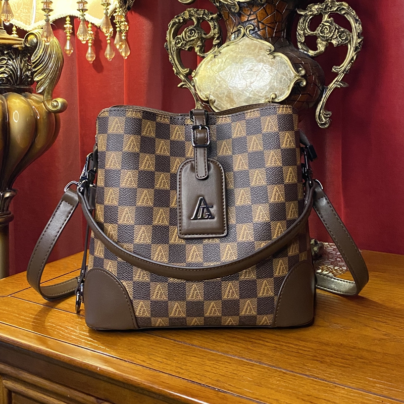 【专柜定制】香港AG品牌2025秋冬新款水桶包AG333棋盘格咖啡色