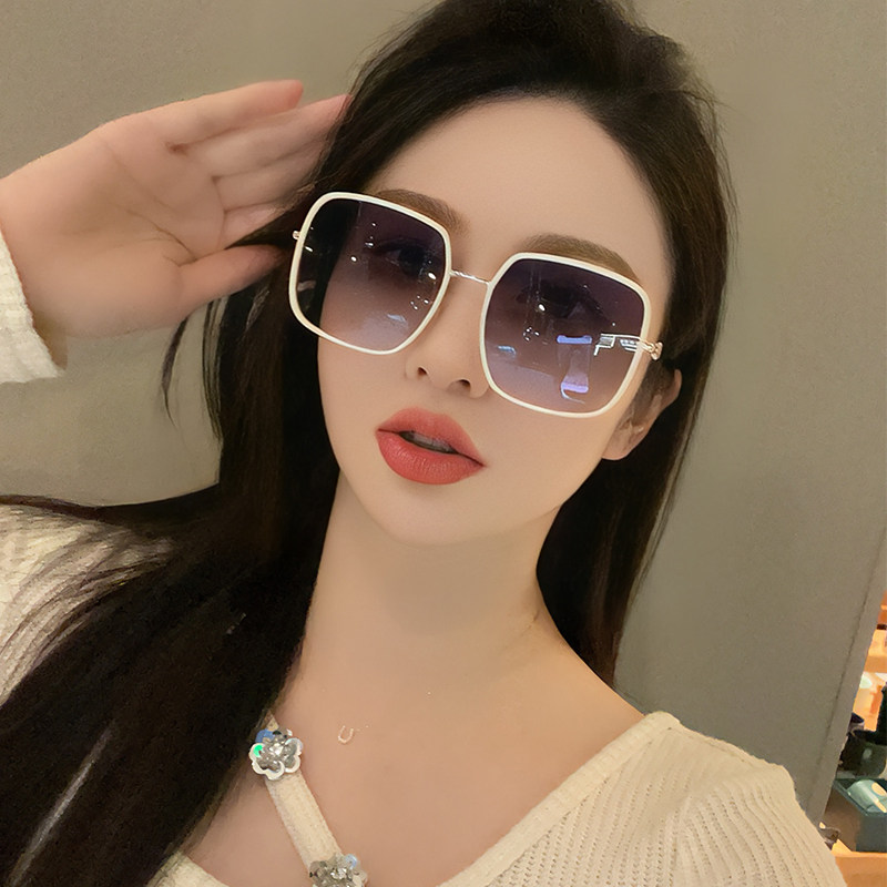 2026新款方形墨镜女款高级感白框太阳镜女防紫外线显脸小眼镜近视