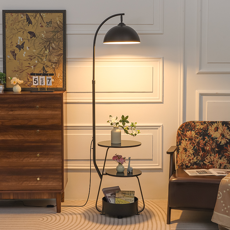 客厅沙发边大理石茶几落地灯