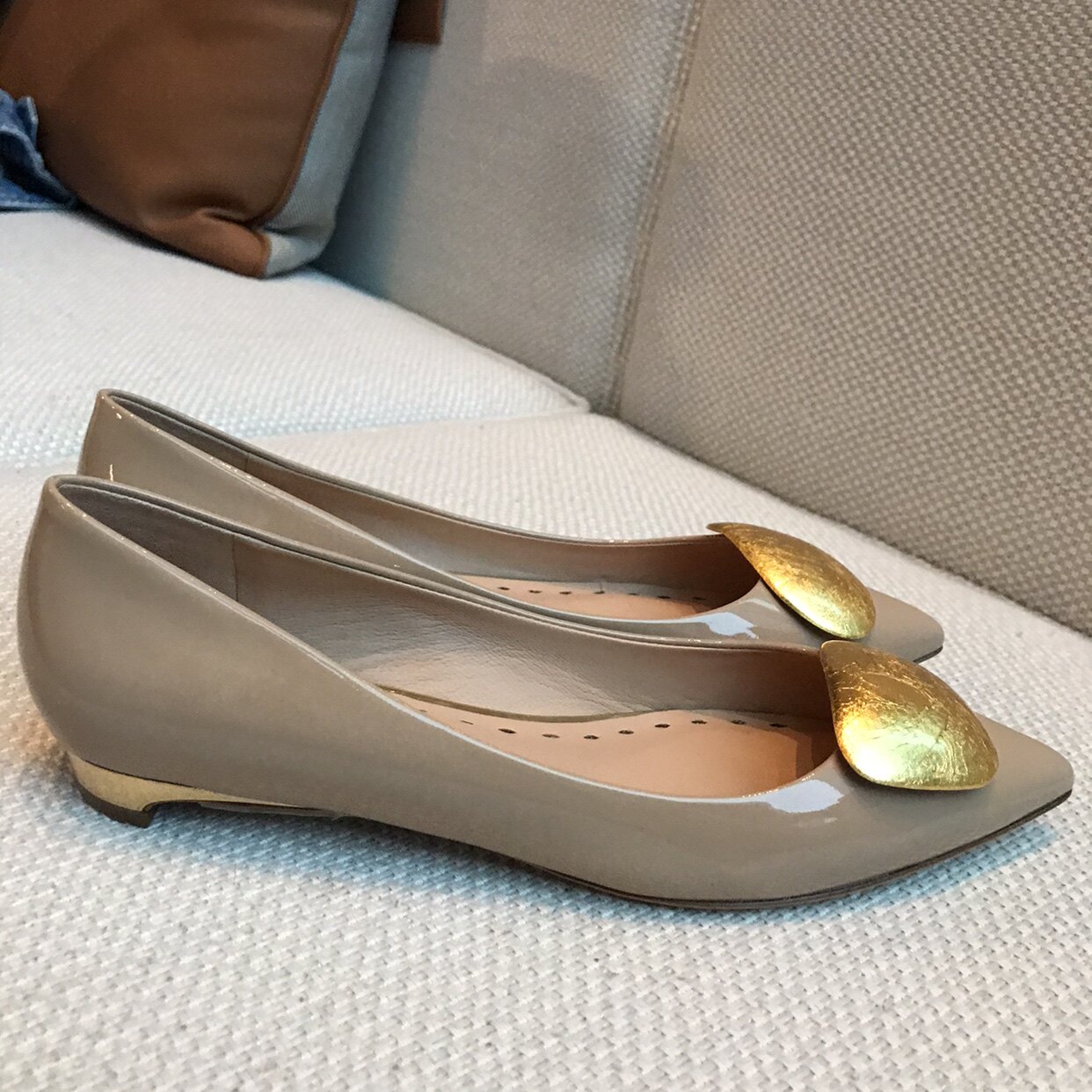 rupert sanderson金萡金扣裸色漆皮低跟春季女鞋尖头粗跟女单鞋