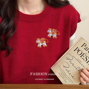 可爱刺绣本命年小马胸针女秋冬款围巾装饰胸前配饰 红色小马胸针