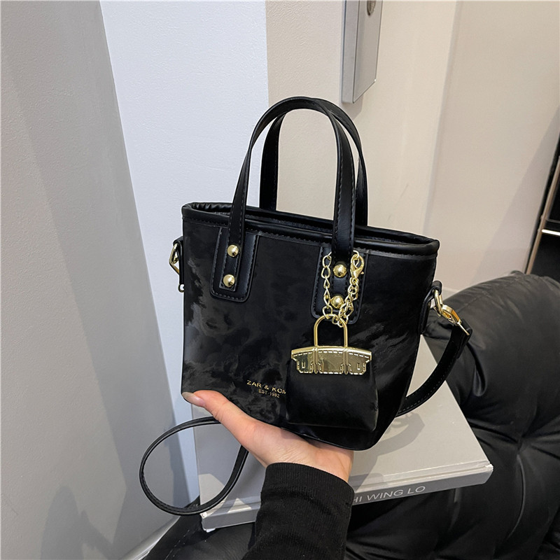 韩版2025新款休闲水桶包