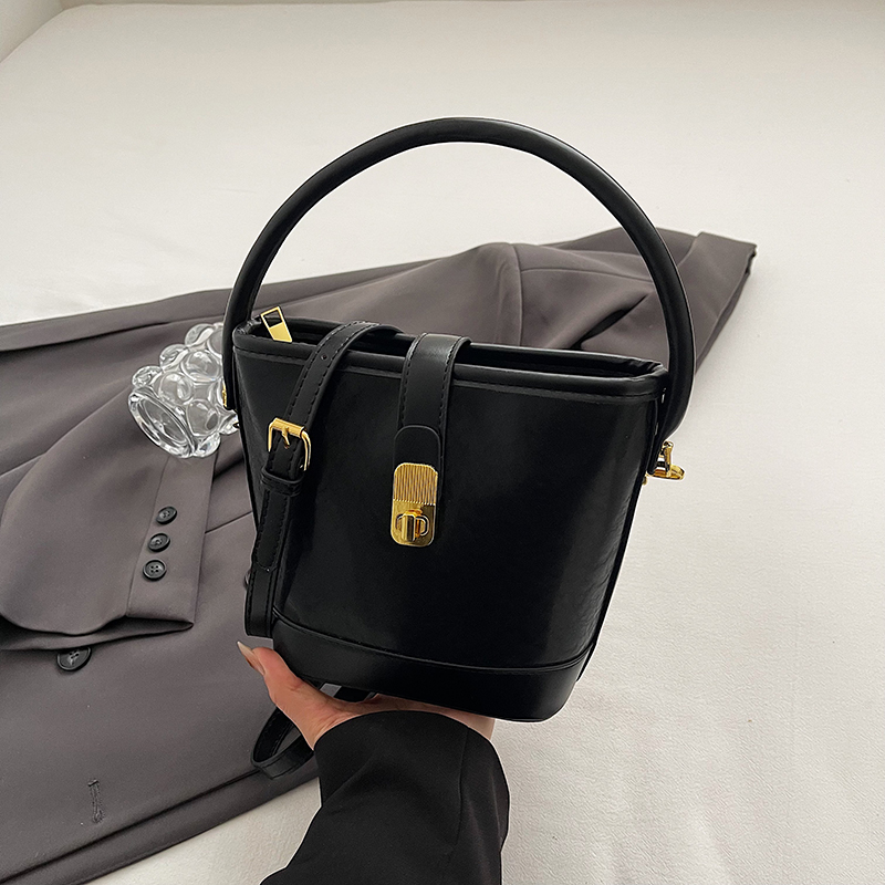 今年流行包包女2025新款潮手拎包