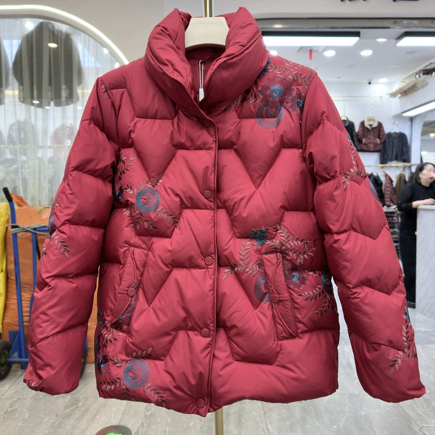 中老年妈妈装立领刺绣保暖羽绒服