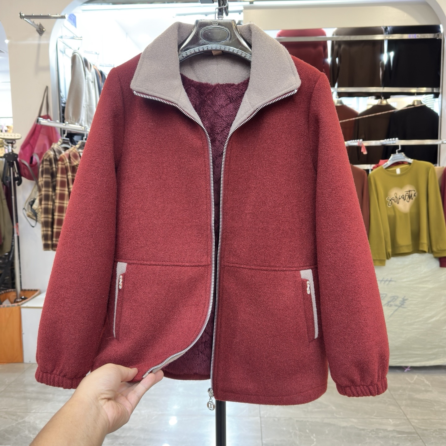 漂亮妈妈装翻领撞色拉链加绒外套