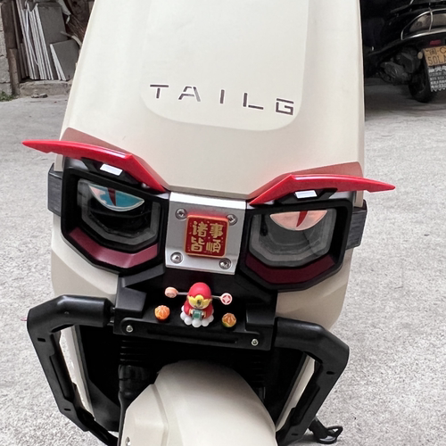 适用台铃超能S苍穹EB电动车灯改装饰品小物件财神爷夜光眼睛贴纸