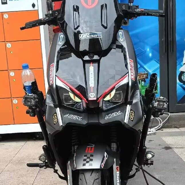 适用于台铃王者pro/max车头灯眉定风翼改装立体夜光眼睛装饰贴纸