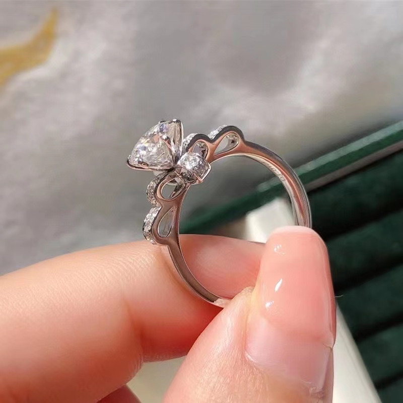 正品D色18K白金蝴蝶结戒指莫桑石钻戒女款1克拉仿钻石订婚结婚戒