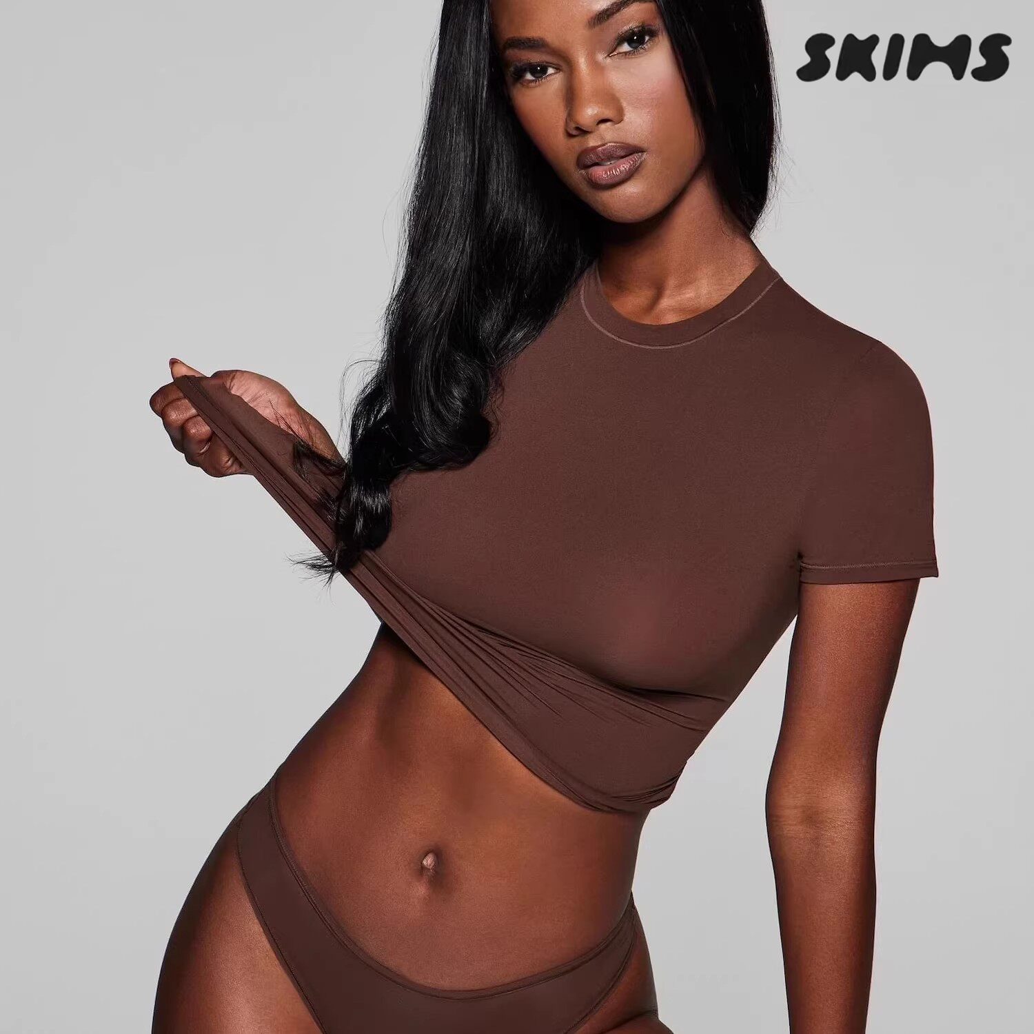 SKIMS FITS EVERYBODY 轻薄圆领经典修身咖啡色短袖T恤女