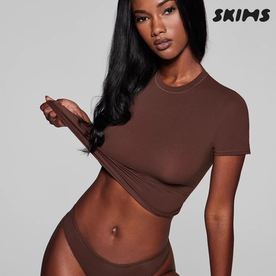 SKIMS轻薄修身咖啡色短袖T恤女