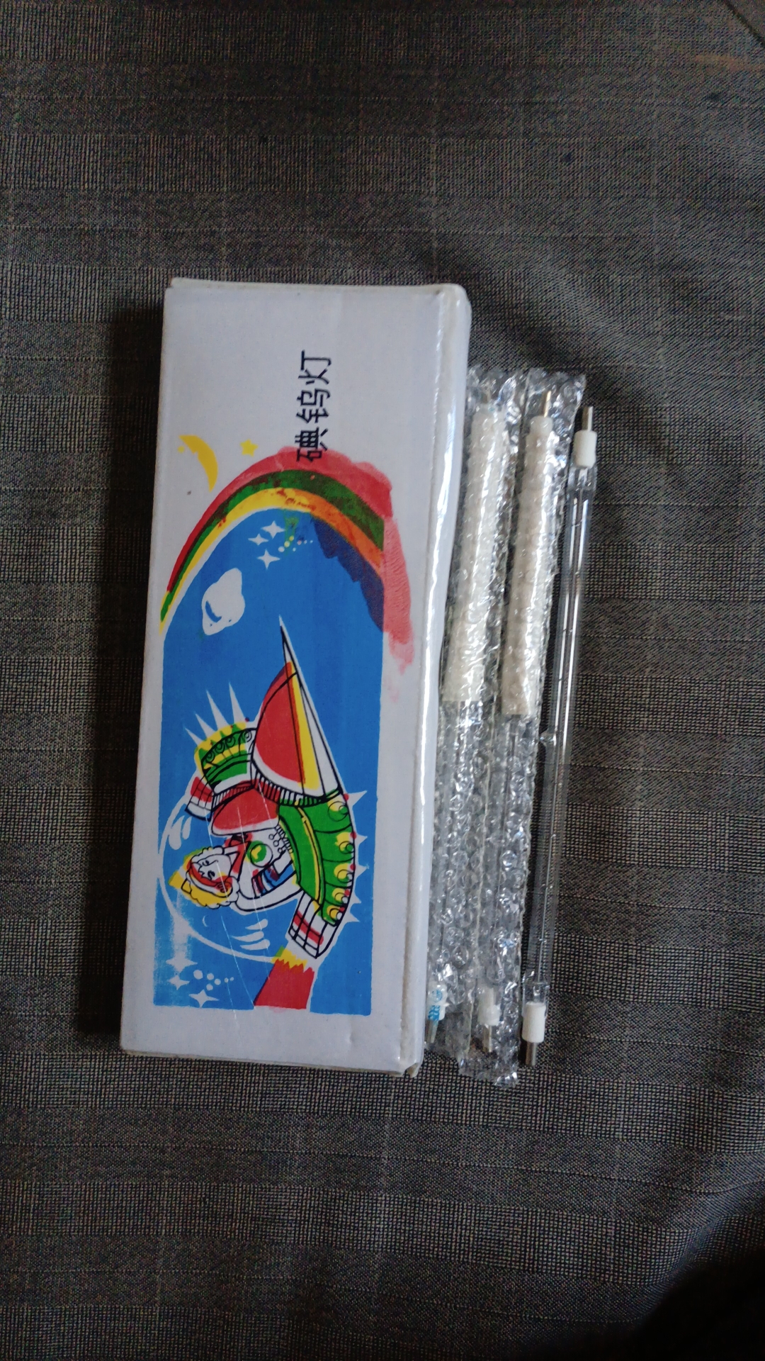 上世纪太原灯炮厂出一千瓦碘钨灯餐,纯新未使用,原包装