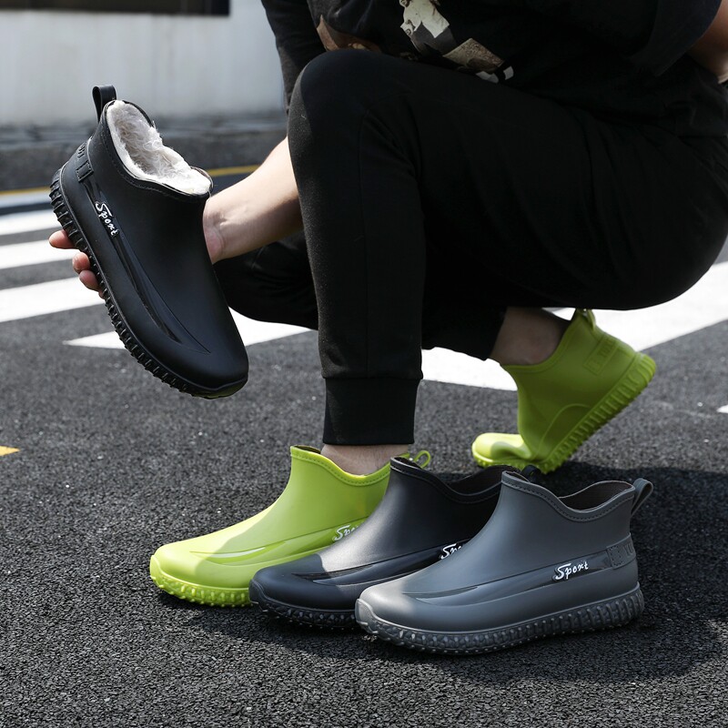 ONE-PIECE VELVET MENS WINTER SHORT WATER BOOTS LOW-TOP WATERPROOF AND NON-SLIP WATER SHOES WARM COTTON RAIN BOOTS AND THE LINER IS THICKENED FLEECE