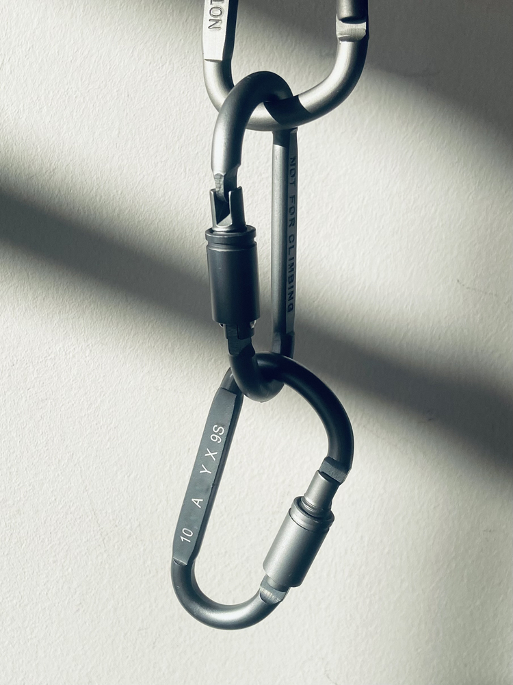 必入登山扣机能钥匙扣一个