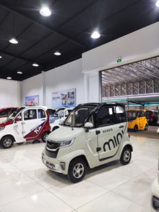 新款优米电动四轮车全封闭日常接送家用小型低速电动车