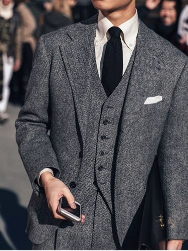 Воображаемая семья складывает форму резкого оружия британского ретро -ретро -грубых цветов?