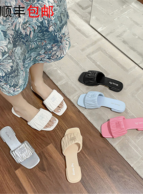 字母一字拖鞋女外穿2026夏季新款时尚方头褶皱沙滩平底露趾凉拖鞋