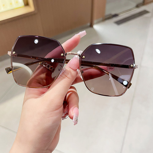 瑞亚博紫外线蝶形网红女