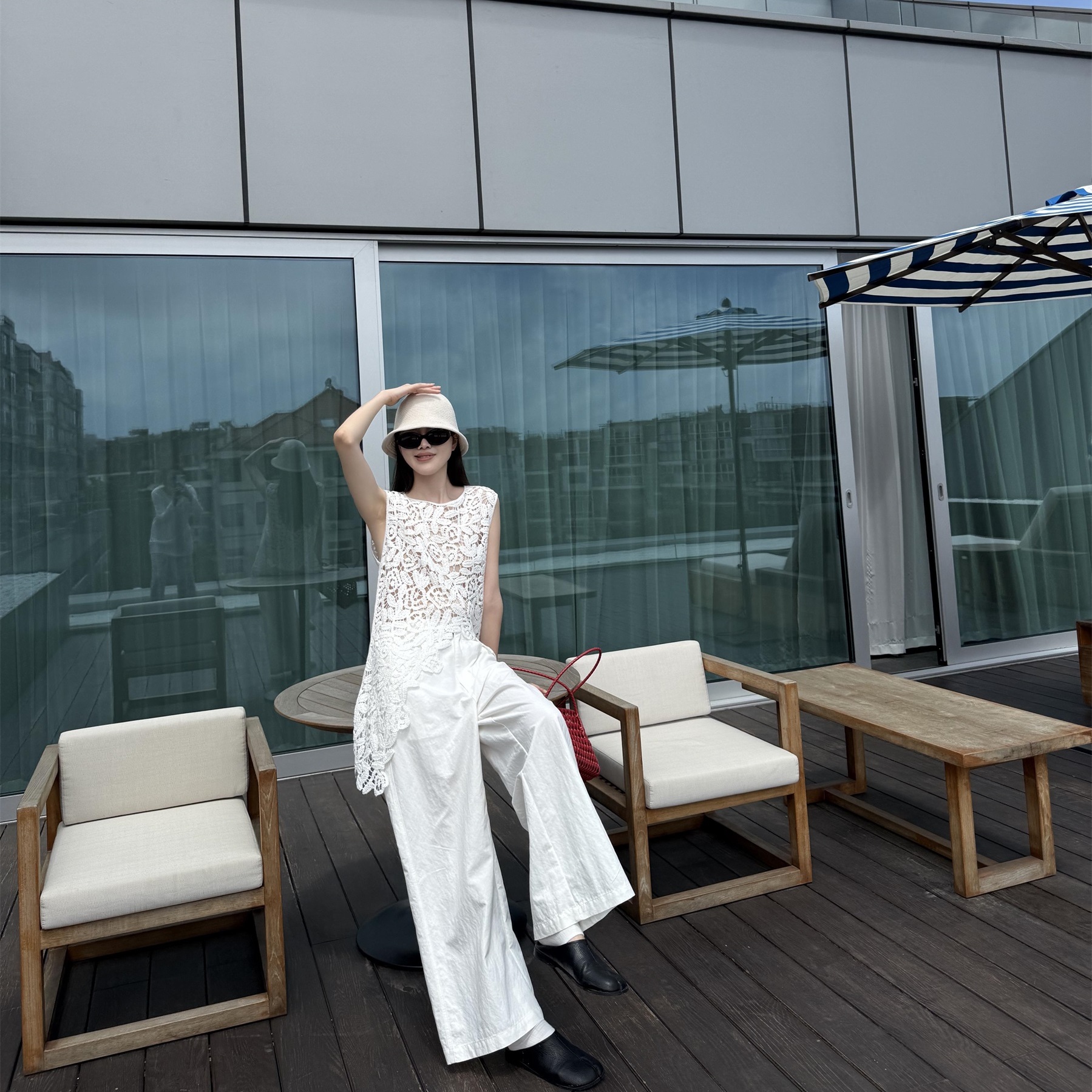 摩登197钩花镂空无袖不规则背心